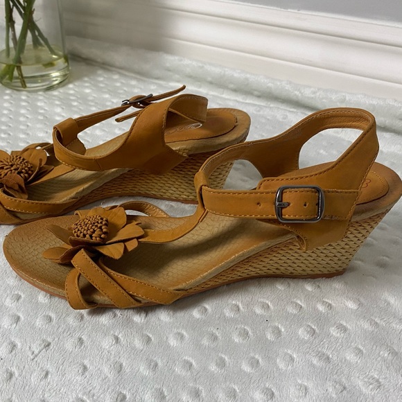 Cute Yellow Sandals (size 8.5 - 9) - Picture 8 of 10